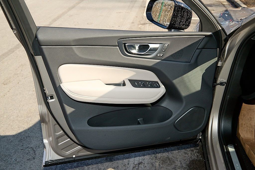 New 2026 Volvo XC60 T8 Plus w/ Protection Package Premier image 10