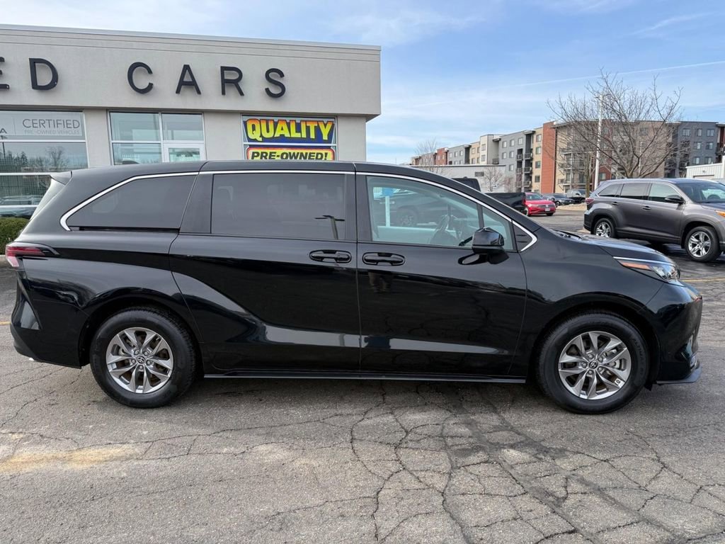 Used 2025 Toyota Sienna LE FWD image 2