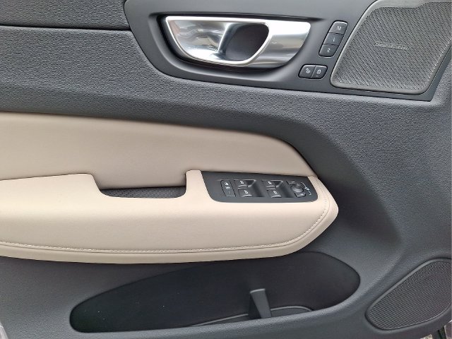 New 2026 Volvo XC60 B5 Plus w/ Protection Package Premier AWD/4WD image 5
