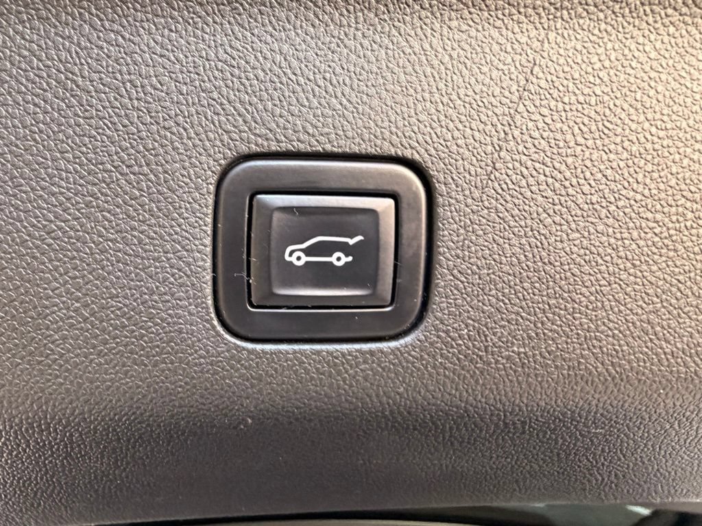 Used 2023 GMC Yukon Denali AWD/4WD image 12
