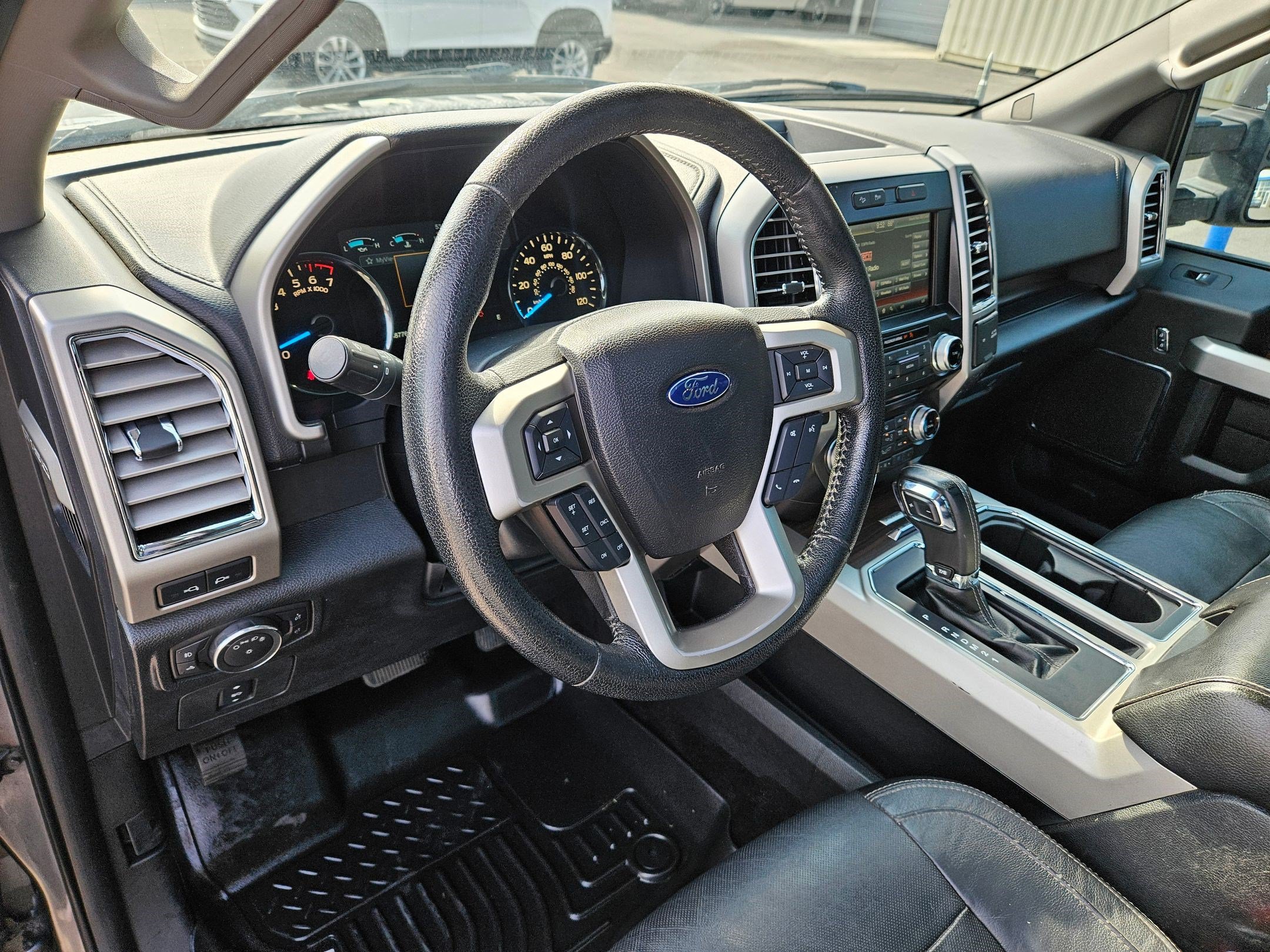 Used 2015 Ford F150 Lariat w/ Equipment Group 502A Luxury AWD/4WD image 14