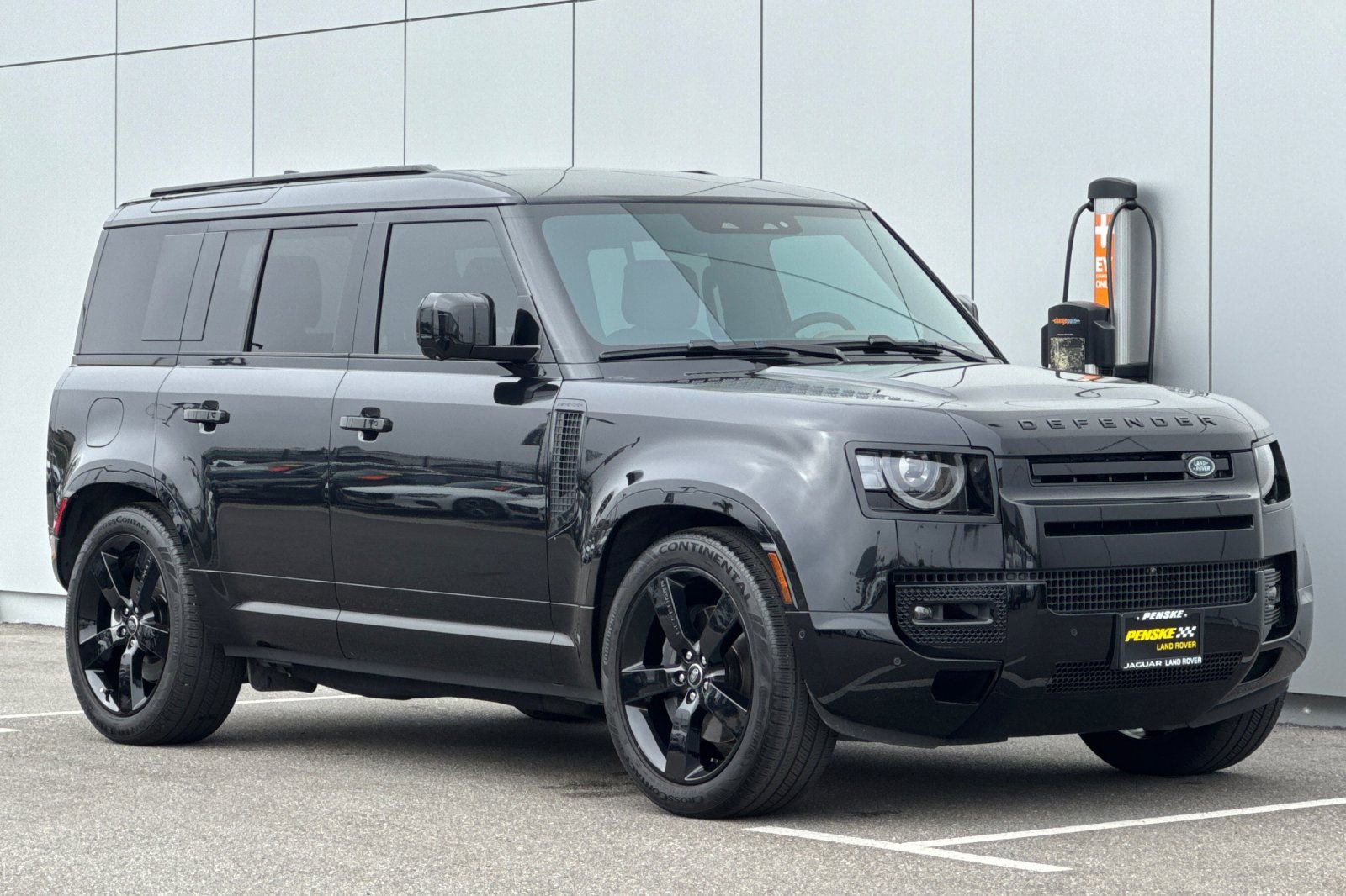 Used 2025 Land Rover Defender 110 X-Dynamic SE image 7