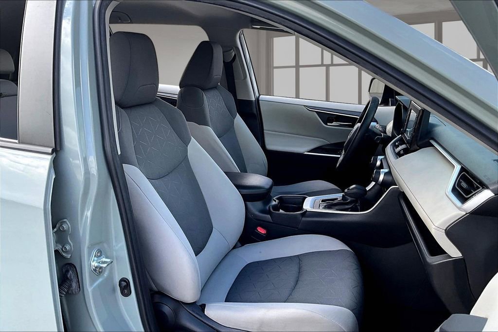Used 2021 Toyota RAV4 XLE image 28