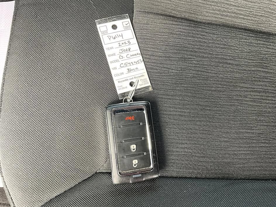 Used 2023 Jeep Grand Cherokee Laredo AWD/4WD image 31