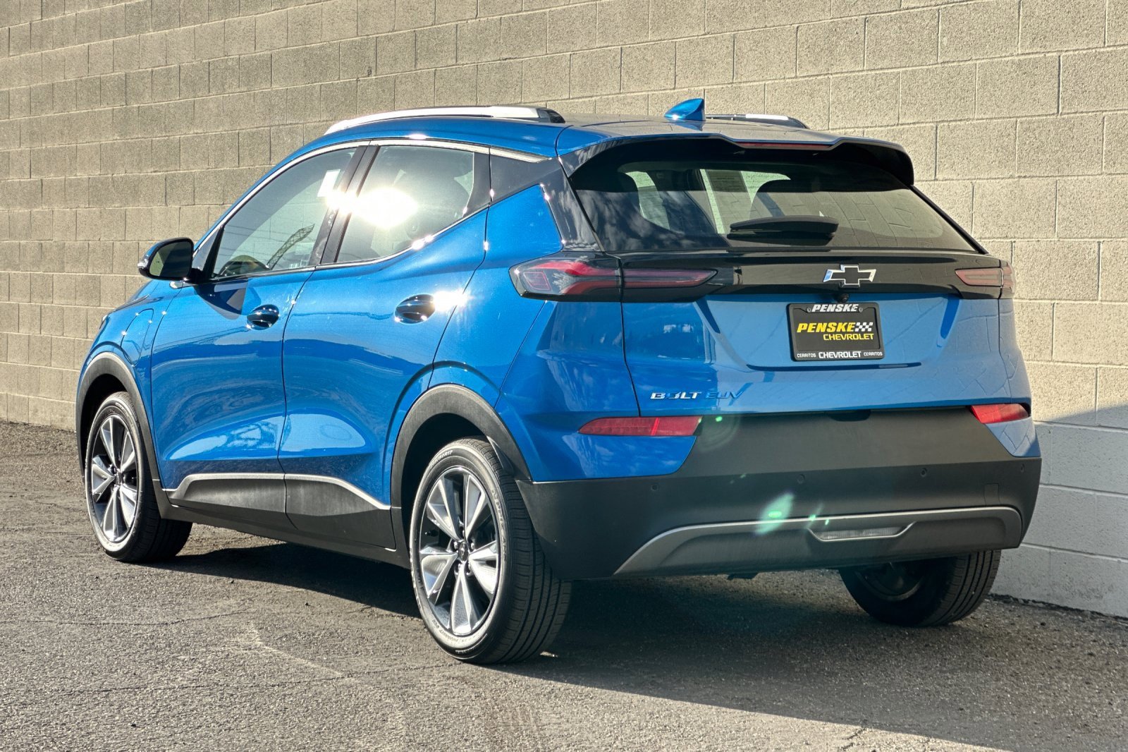 Certified 2022 Chevrolet Bolt EUV LT w/ Convenience Package image 6