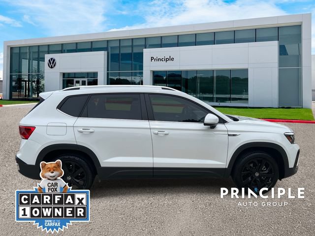 Used 2022 Volkswagen Taos SE w/ Panoramic Sunroof Package FWD image 5