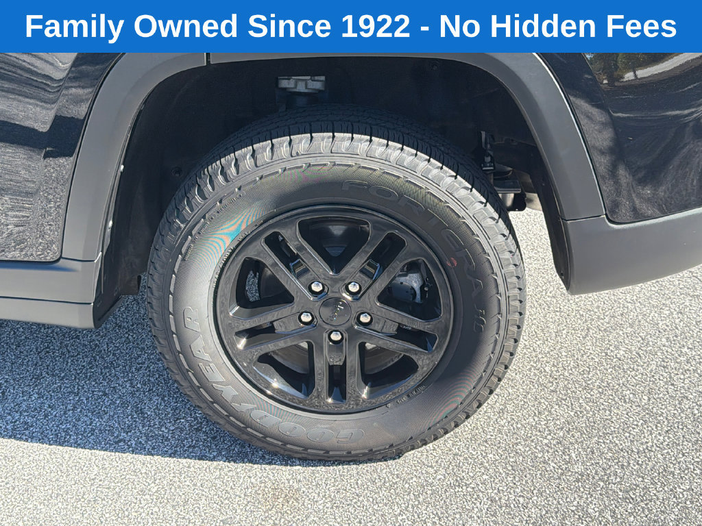 Used 2025 Jeep Grand Cherokee Laredo AWD/4WD image 19