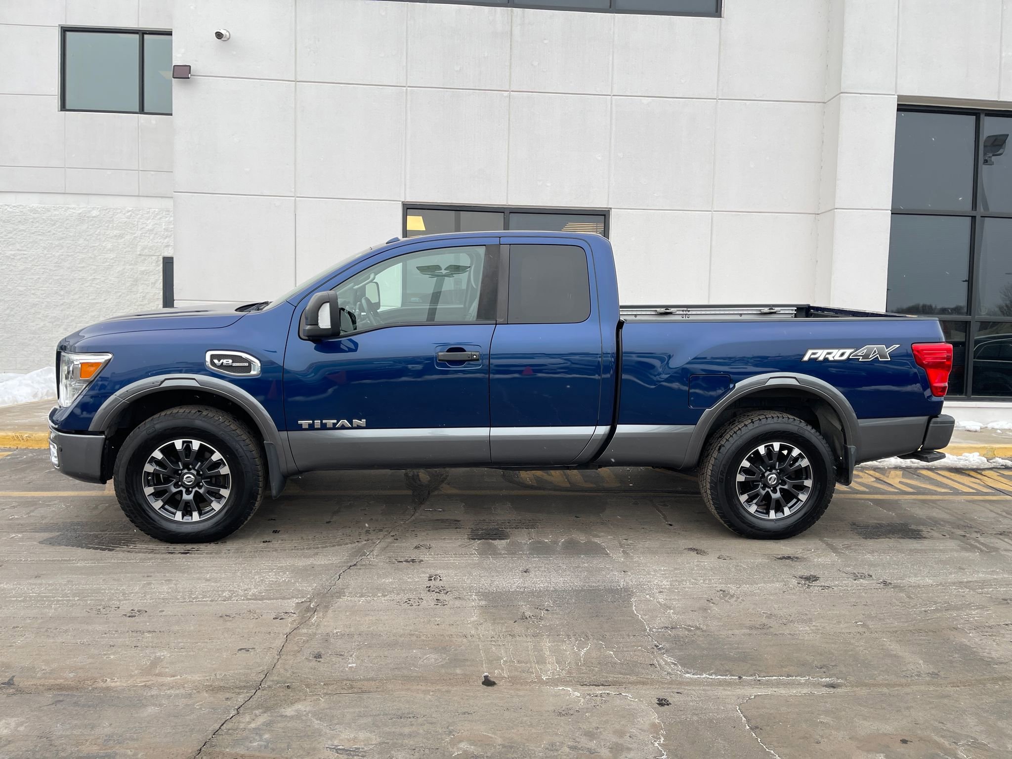 Used 2017 Nissan Titan PRO-4X w/ Pro-4x Convenience Package image 6