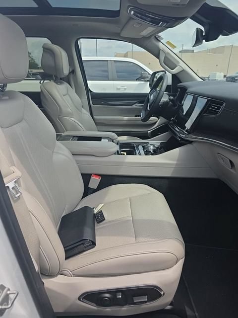 Used 2022 Jeep Wagoneer Series II w/ Premium Group I AWD/4WD image 9