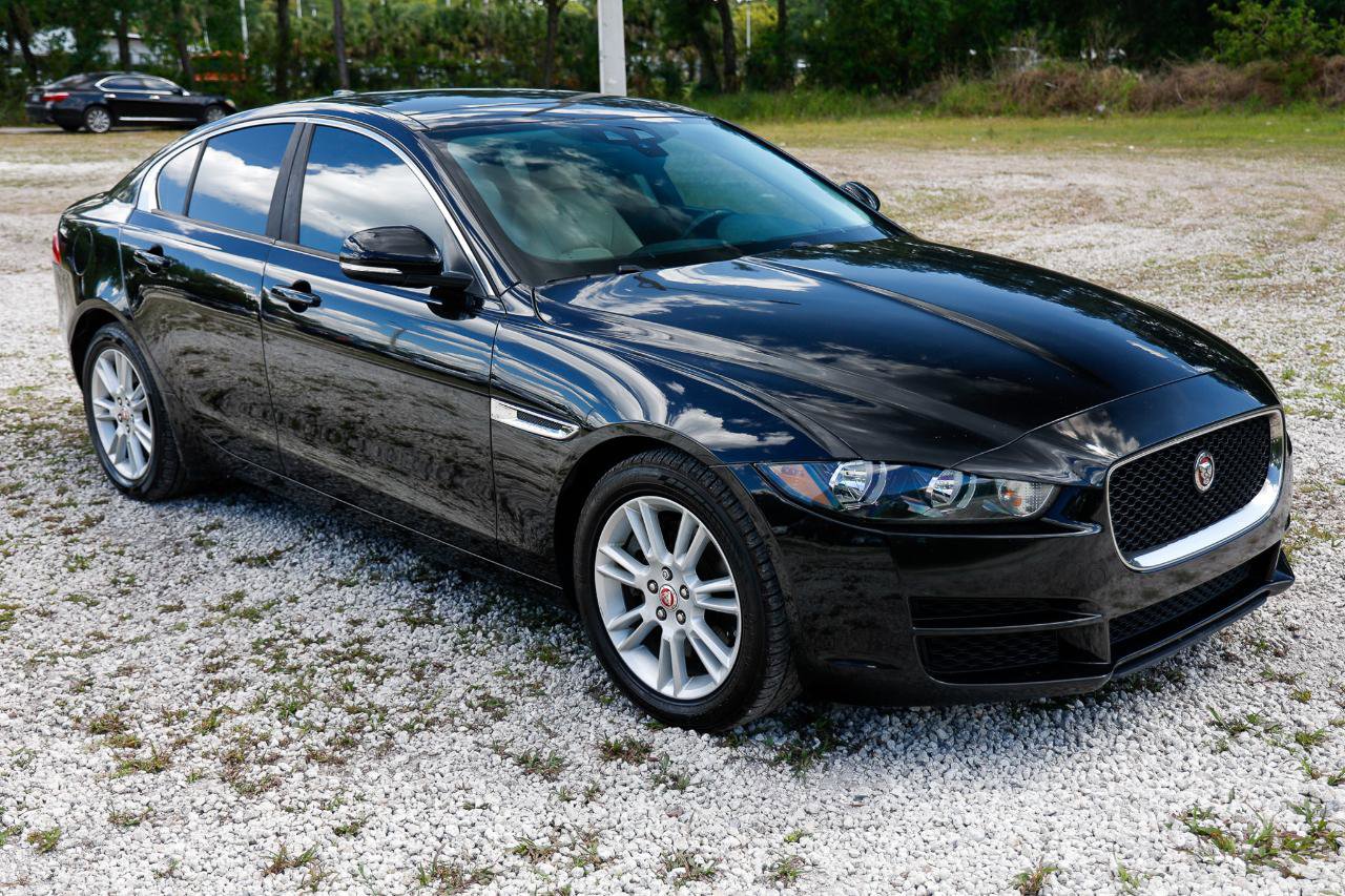 Used 2018 Jaguar XE Premium RWD image 15
