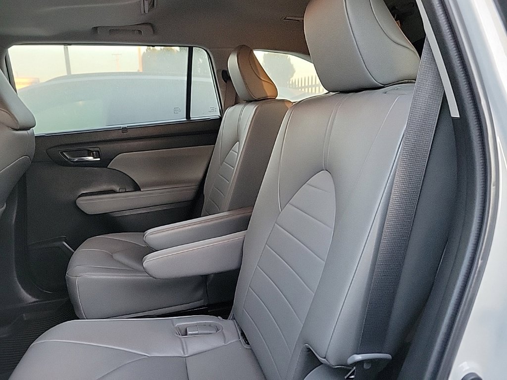 Used 2023 Toyota Highlander XLE AWD/4WD image 13
