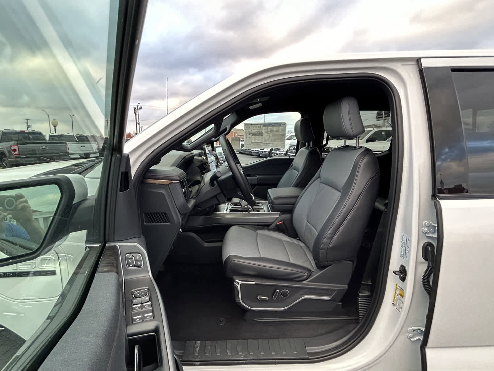 New 2023 Ford F150 Lightning Lariat image 24