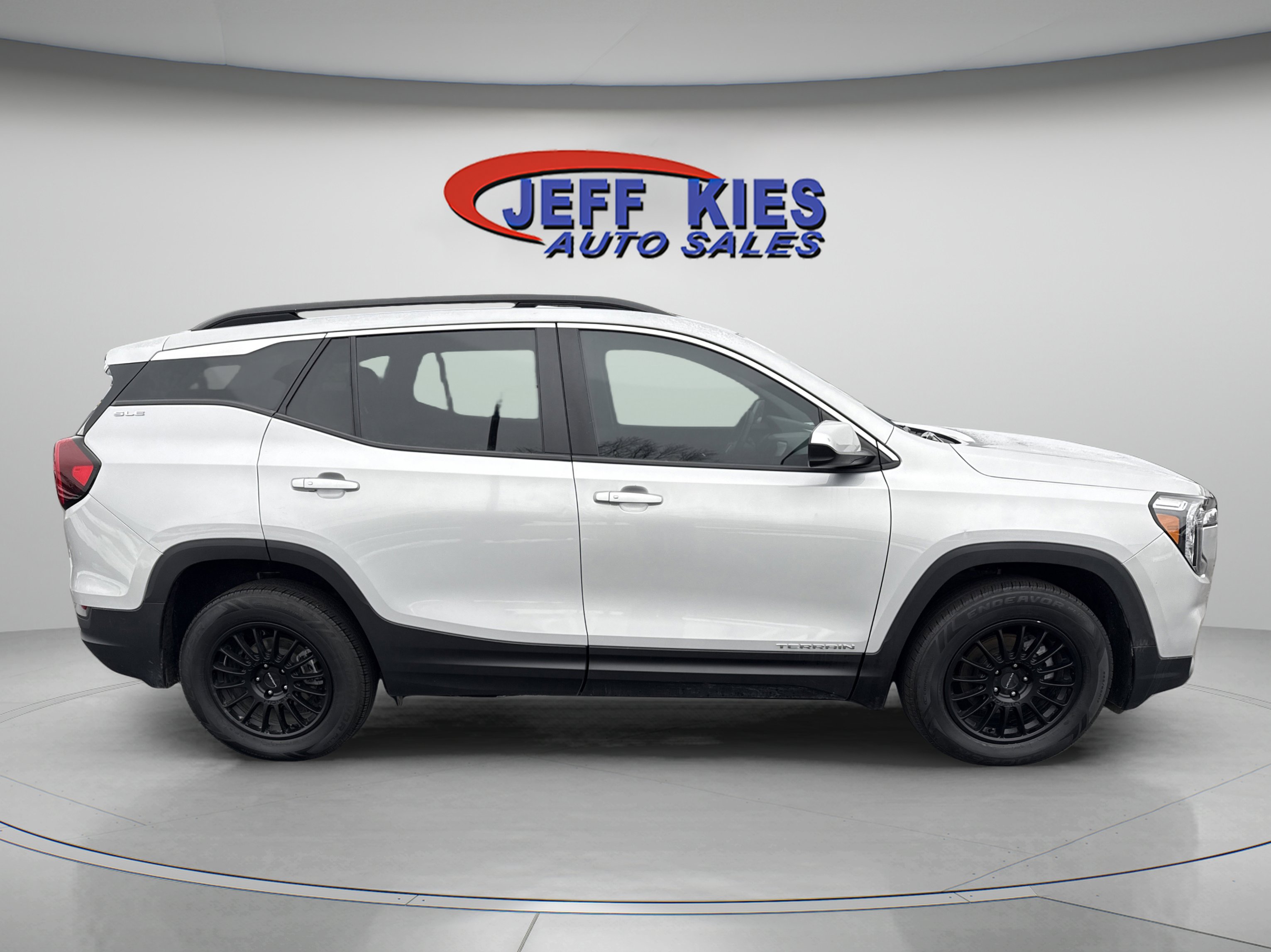 Used 2022 GMC Terrain SLE w/ Driver Convenience Package image 4