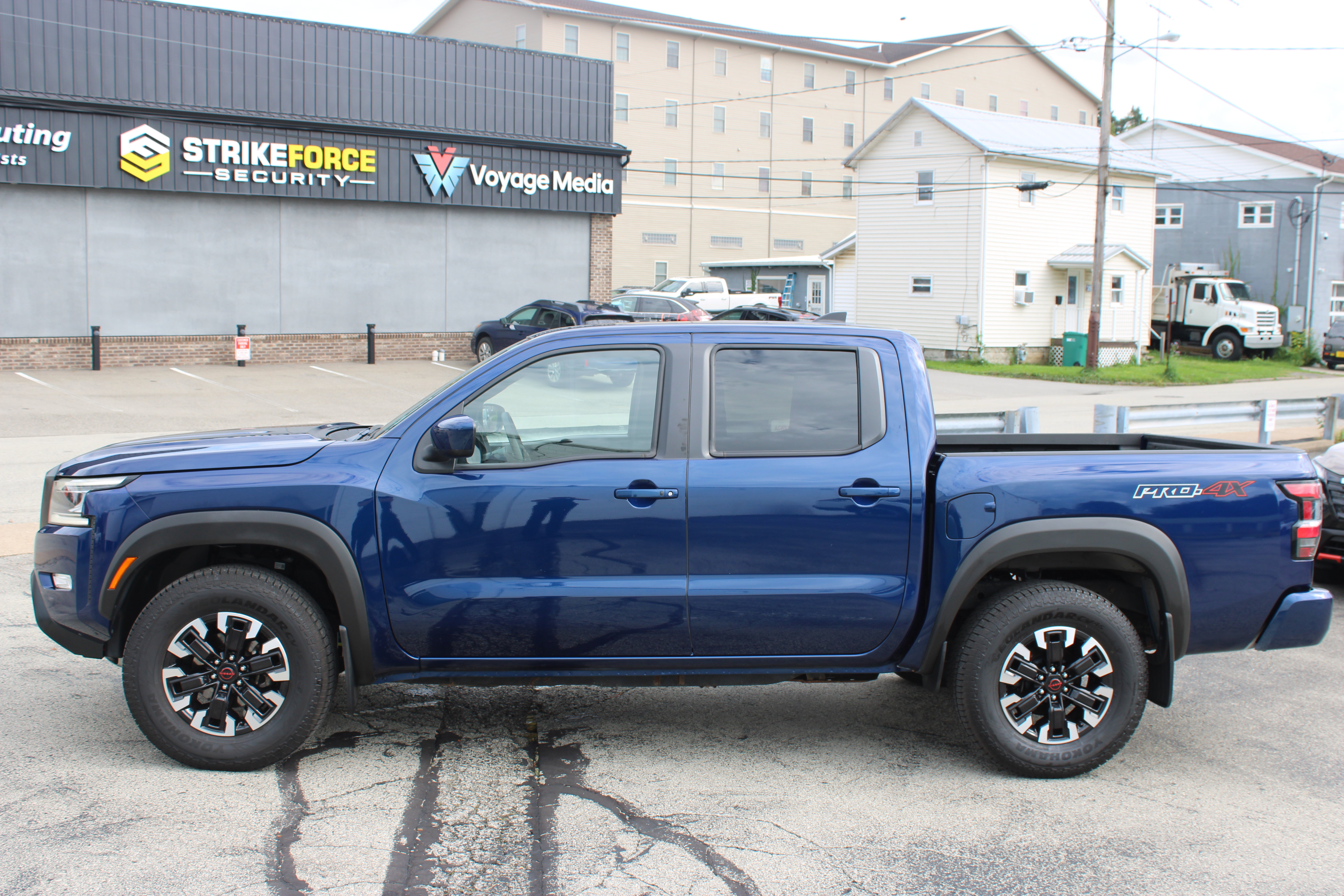 Certified 2022 Nissan Frontier PRO-4X w/ Technology Package AWD/4WD image 2