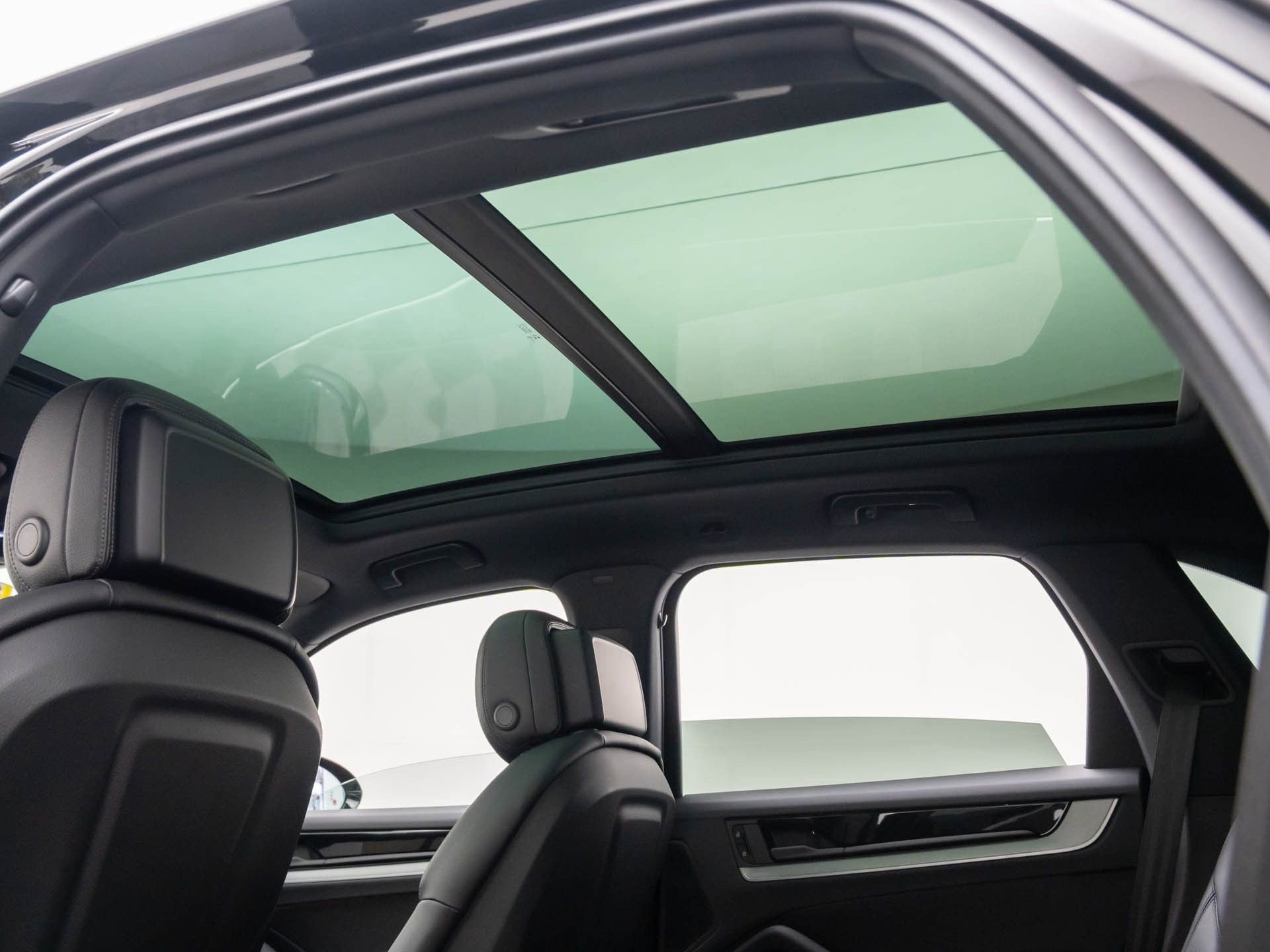 Certified 2025 Porsche Cayenne AWD/4WD image 18