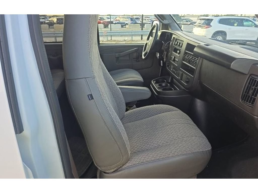 Used 2025 Chevrolet Express 3500 LT w/ LT Preferred Equipment Group RWD image 6