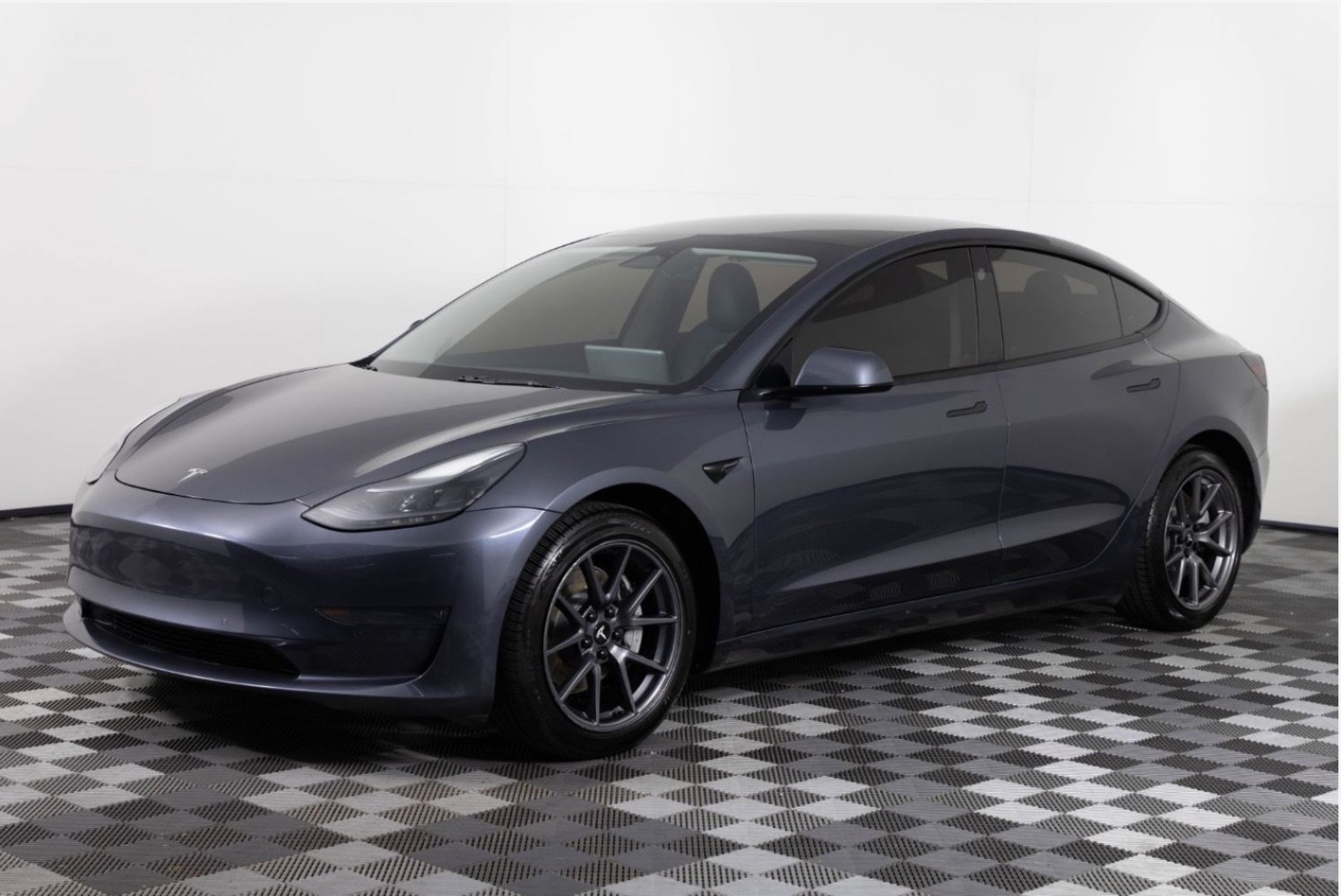 Used 2023 Tesla Model 3 Standard Range RWD image 1