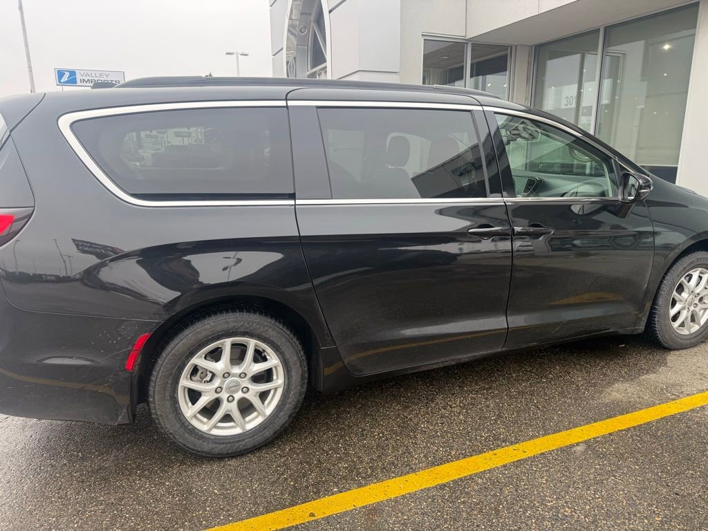 Used 2022 Chrysler Pacifica Touring-L image 4