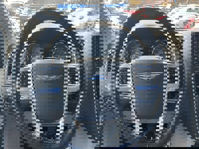 Used 2014 Chrysler Town & Country Touring image 14