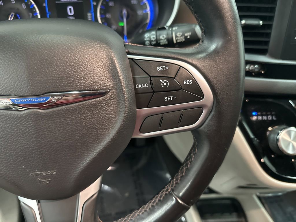 Used 2017 Chrysler Pacifica Touring-L image 15