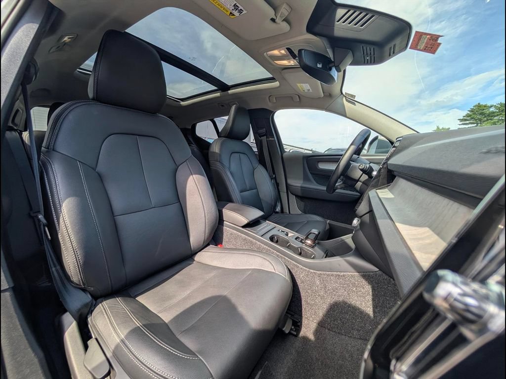 Certified 2025 Volvo XC40 B5 Plus AWD/4WD image 19