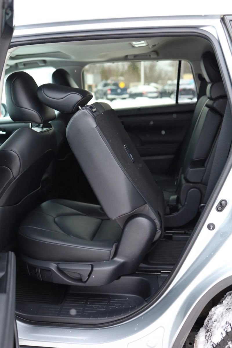 Used 2021 Toyota Highlander XLE AWD/4WD image 41