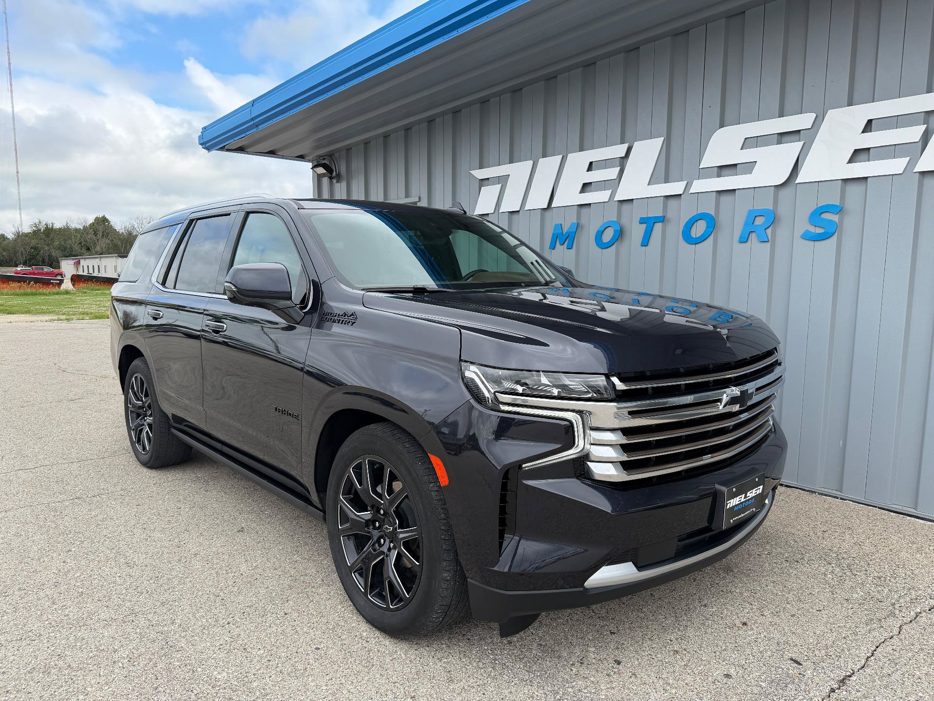 Used 2024 Chevrolet Tahoe High Country AWD/4WD image 4
