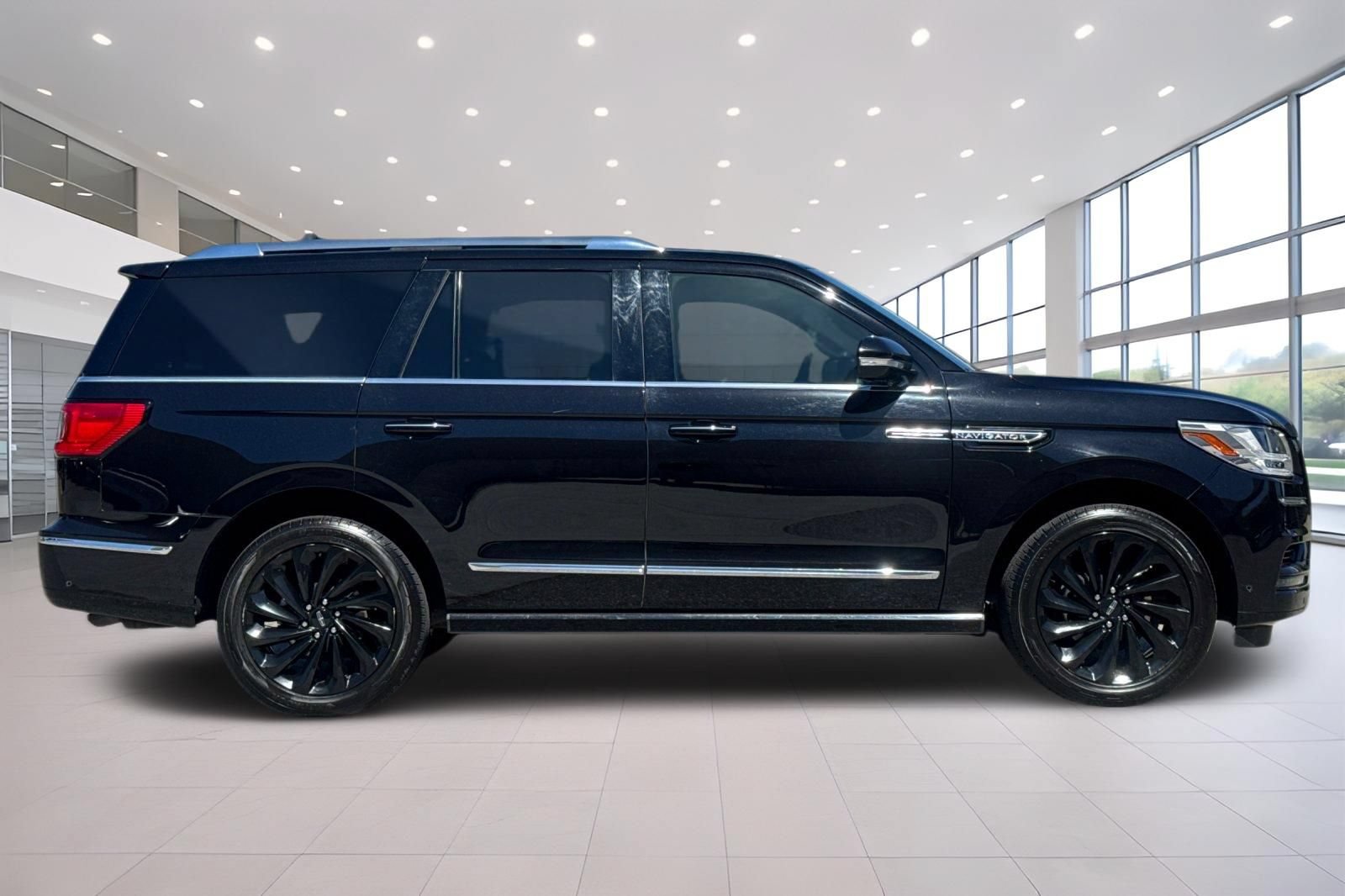 Certified 2021 Lincoln Navigator Reserve AWD/4WD image 3