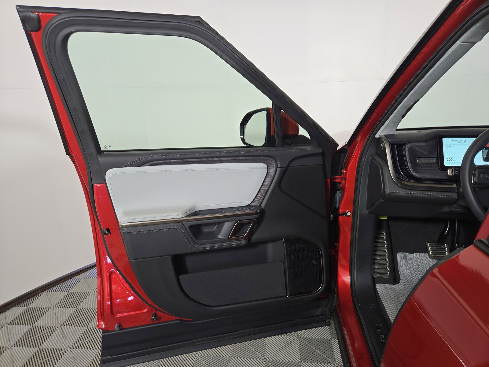 Used 2024 Rivian R1S Adventure AWD/4WD image 16