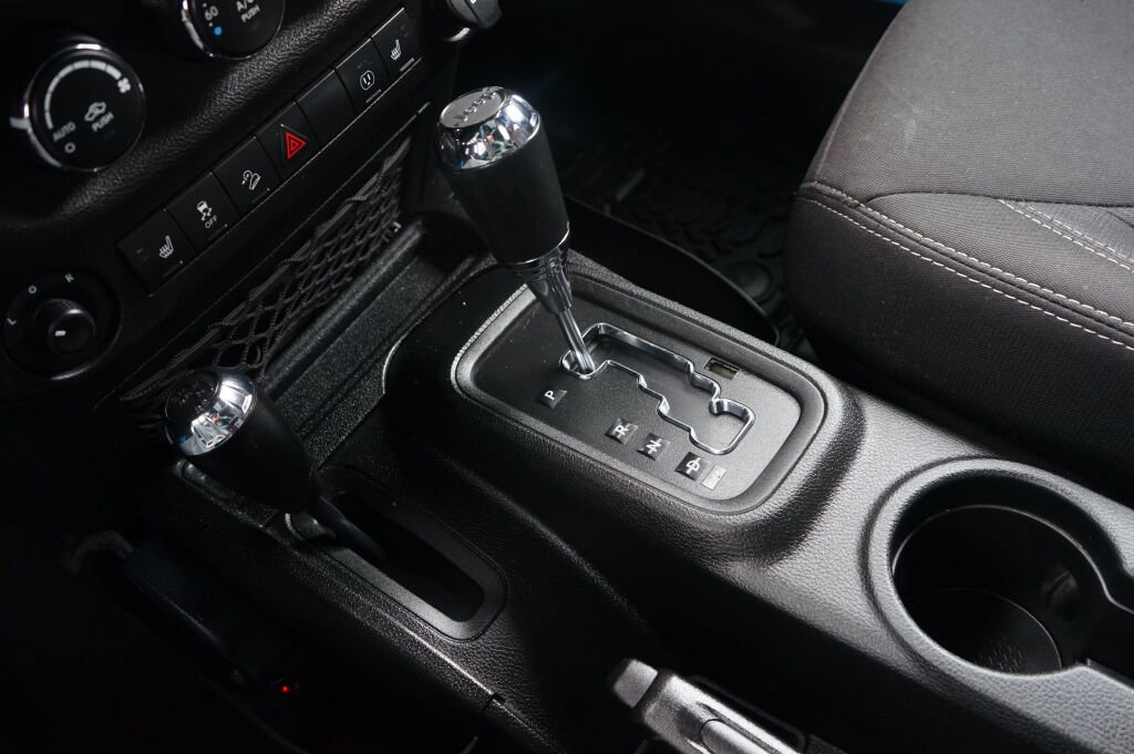 Used 2018 Jeep Wrangler Unlimited Rubicon w/ Connectivity Group image 17