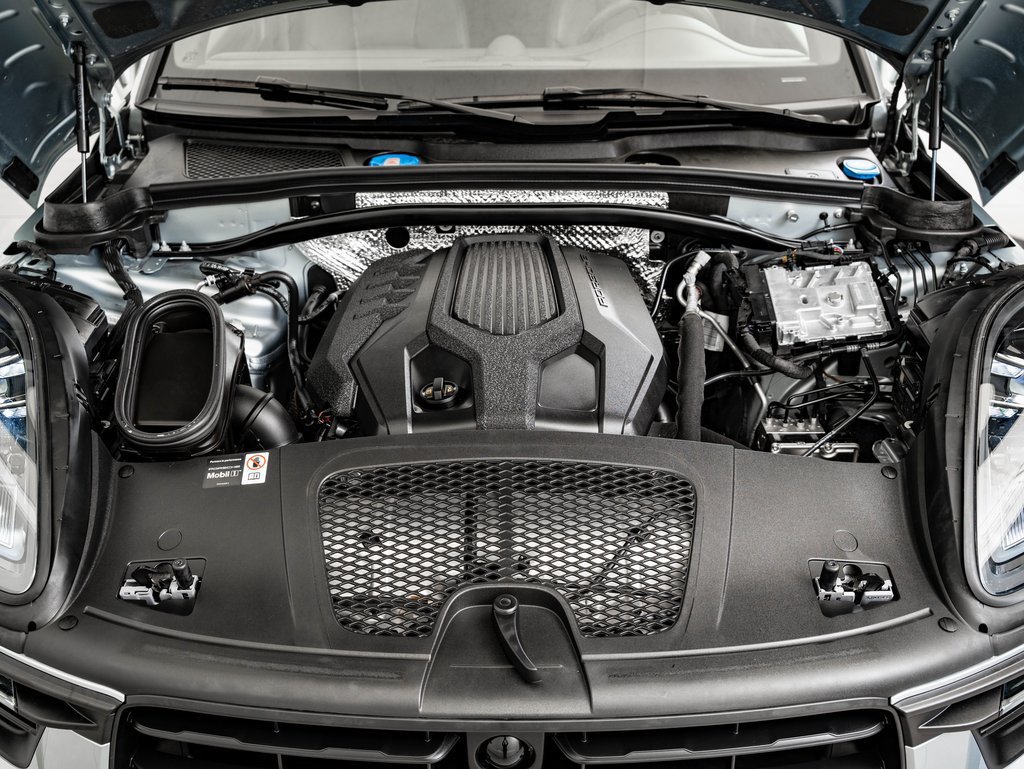Certified 2025 Porsche Macan AWD/4WD image 46
