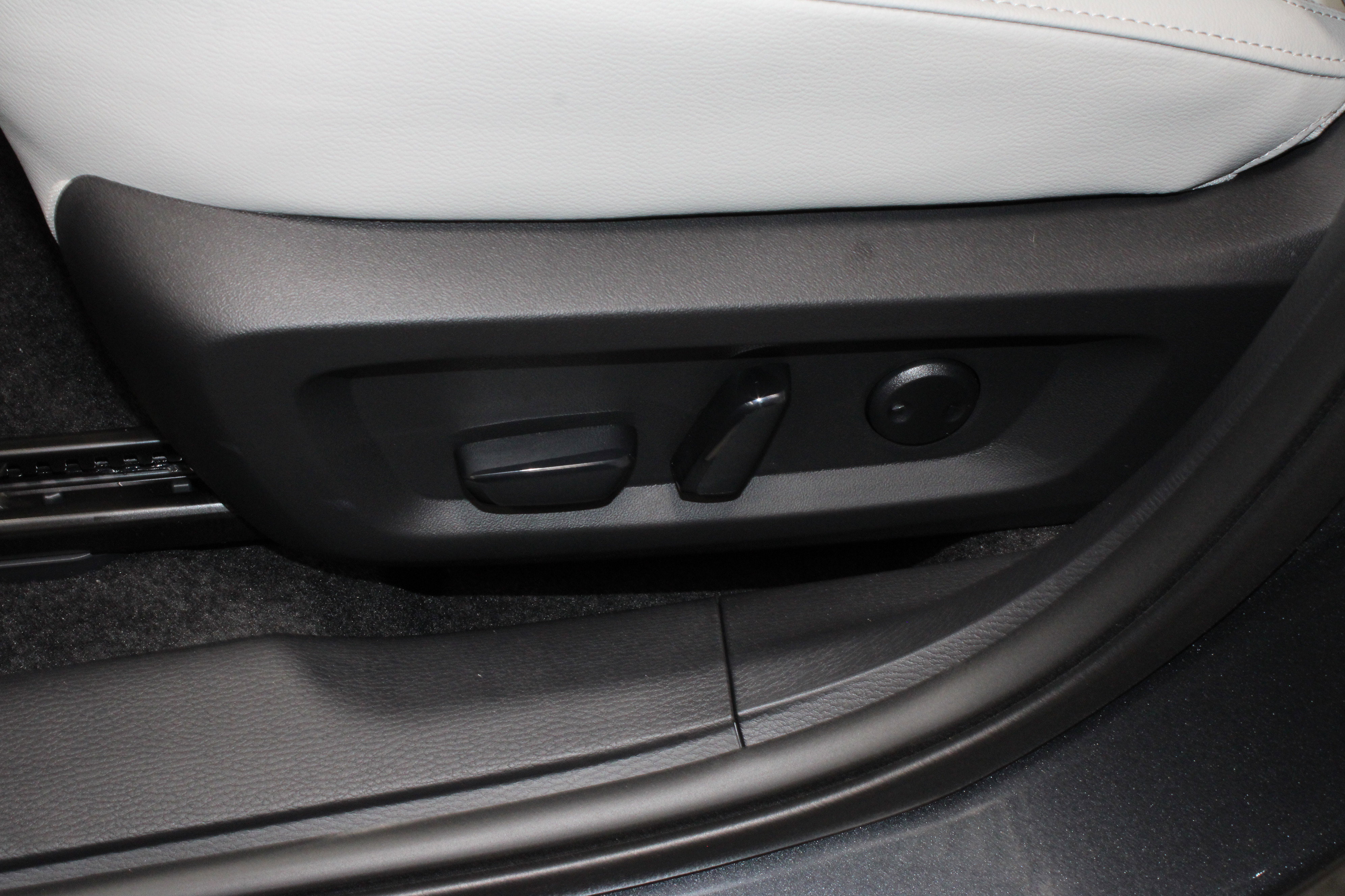 New 2025 Mitsubishi Outlander SEL image 16