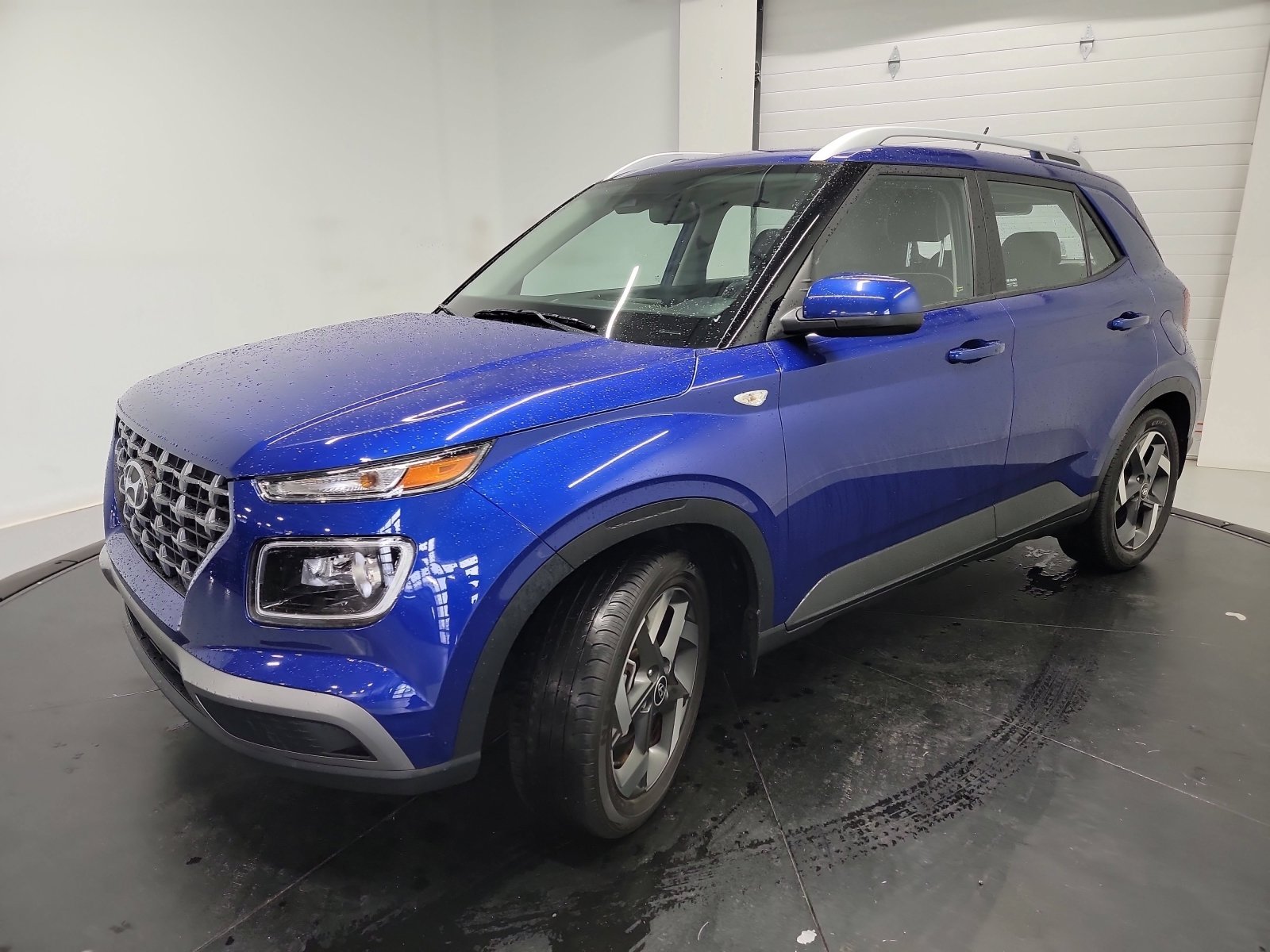 Used 2023 Hyundai Venue Limited FWD image 3