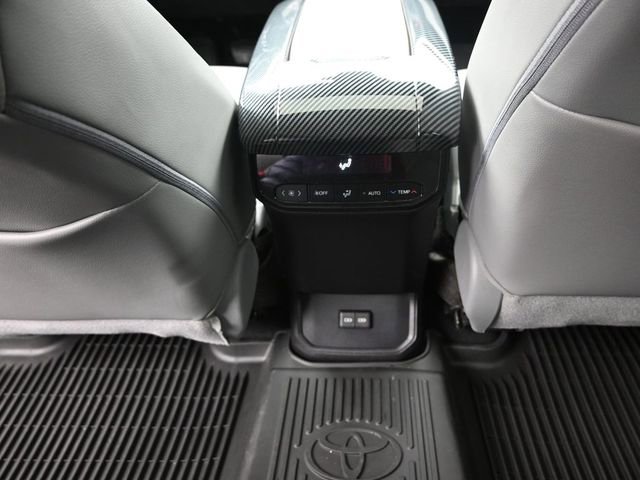 Certified 2023 Toyota Highlander XLE image 28
