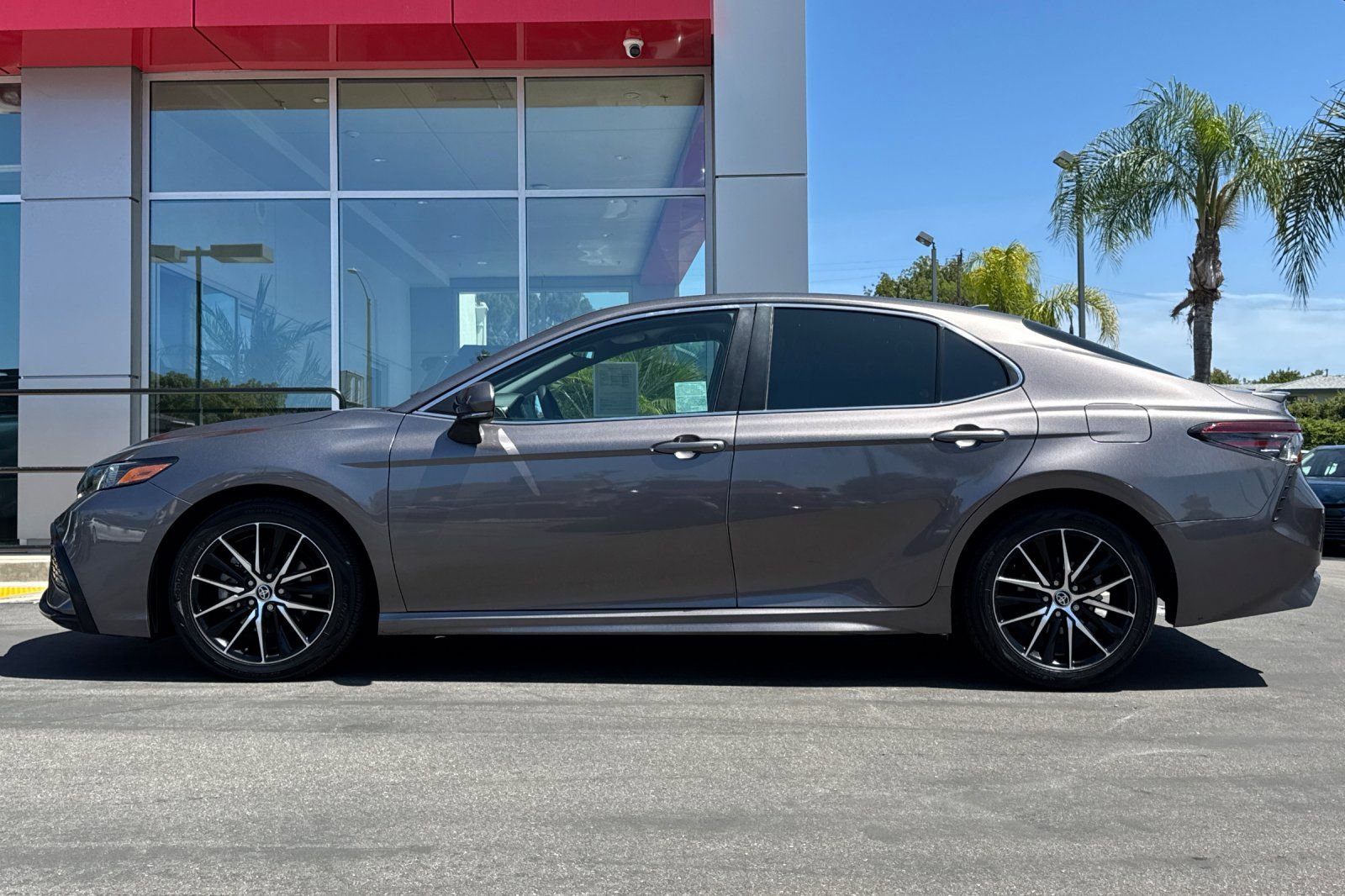 Certified 2022 Toyota Camry SE image 9