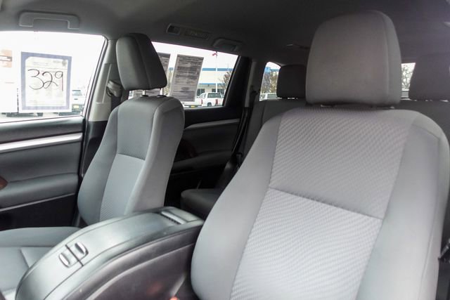 Used 2019 Toyota Highlander LE image 25