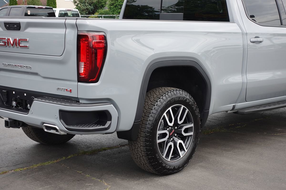 Used 2025 GMC Sierra 1500 AT4 w/ Technology Package AWD/4WD image 12