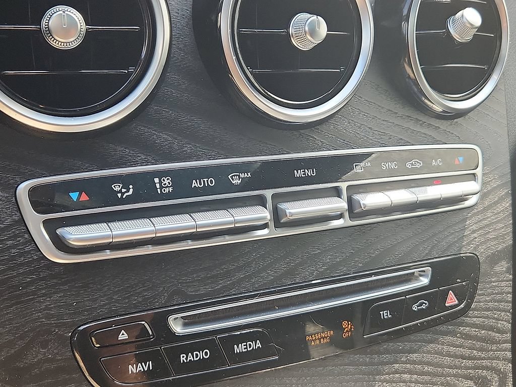 Used 2019 Mercedes-Benz GLC 300 4MATIC w/ Premium Package image 11