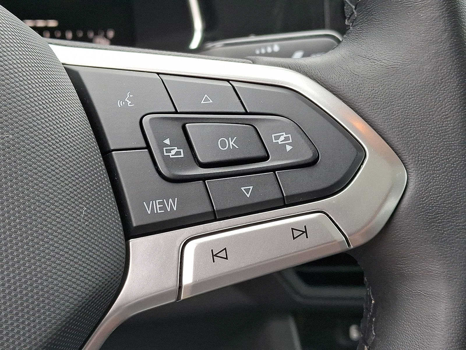 Used 2023 Volkswagen Jetta SE w/ Panoramic Sunroof Package FWD image 24