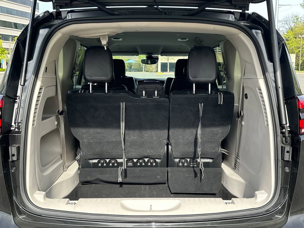 Used 2023 Chrysler Pacifica Touring-L image 6