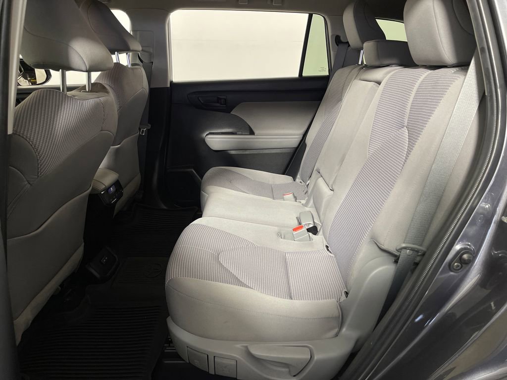 Used 2022 Toyota Highlander LE FWD image 13