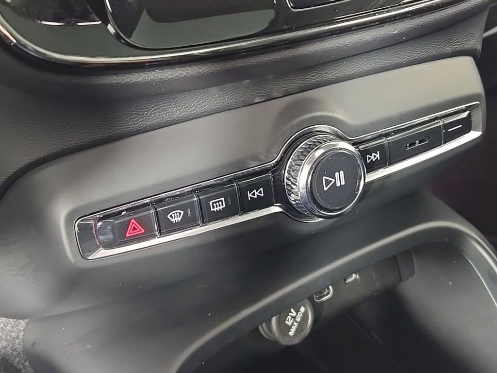 Certified 2023 Volvo XC40 B5 Plus w/ Climate Package AWD/4WD image 28