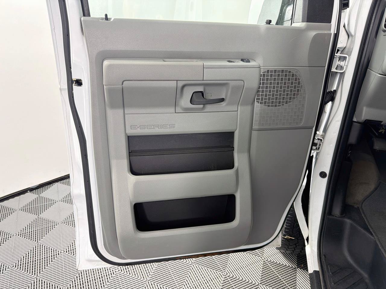 Used 2014 Ford E-350 and Econoline 350 XLT RWD image 18