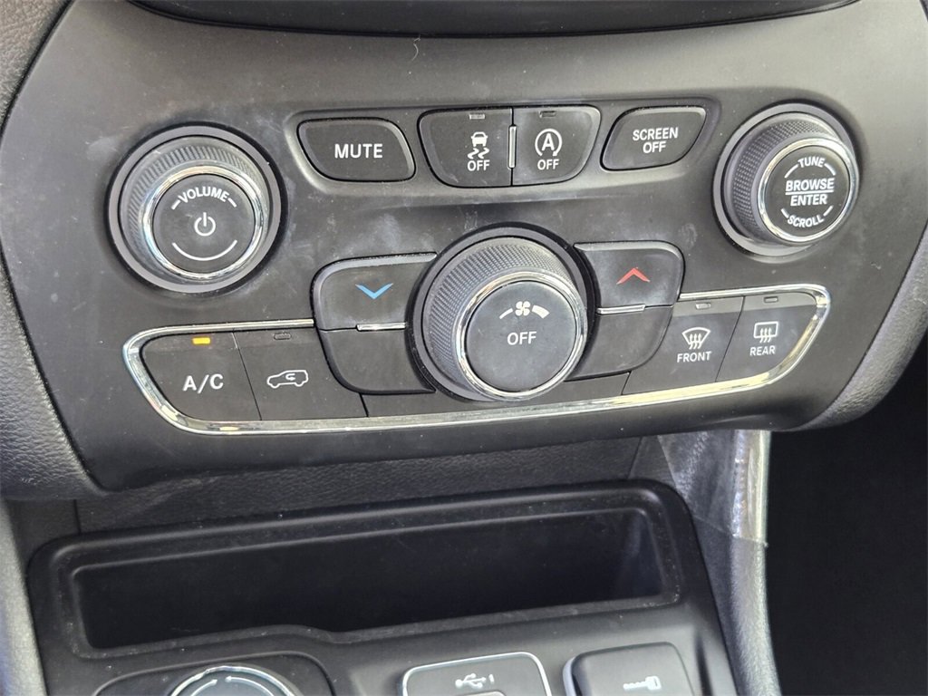 Used 2020 Jeep Cherokee Latitude Plus image 20