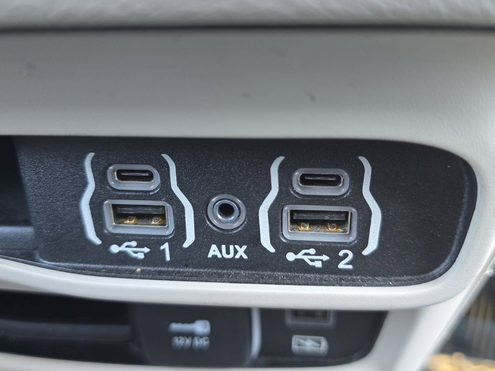 Used 2022 Chrysler Pacifica Touring-L image 16
