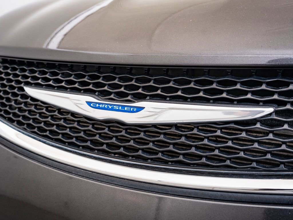 Used 2019 Chrysler Pacifica Touring-L image 3