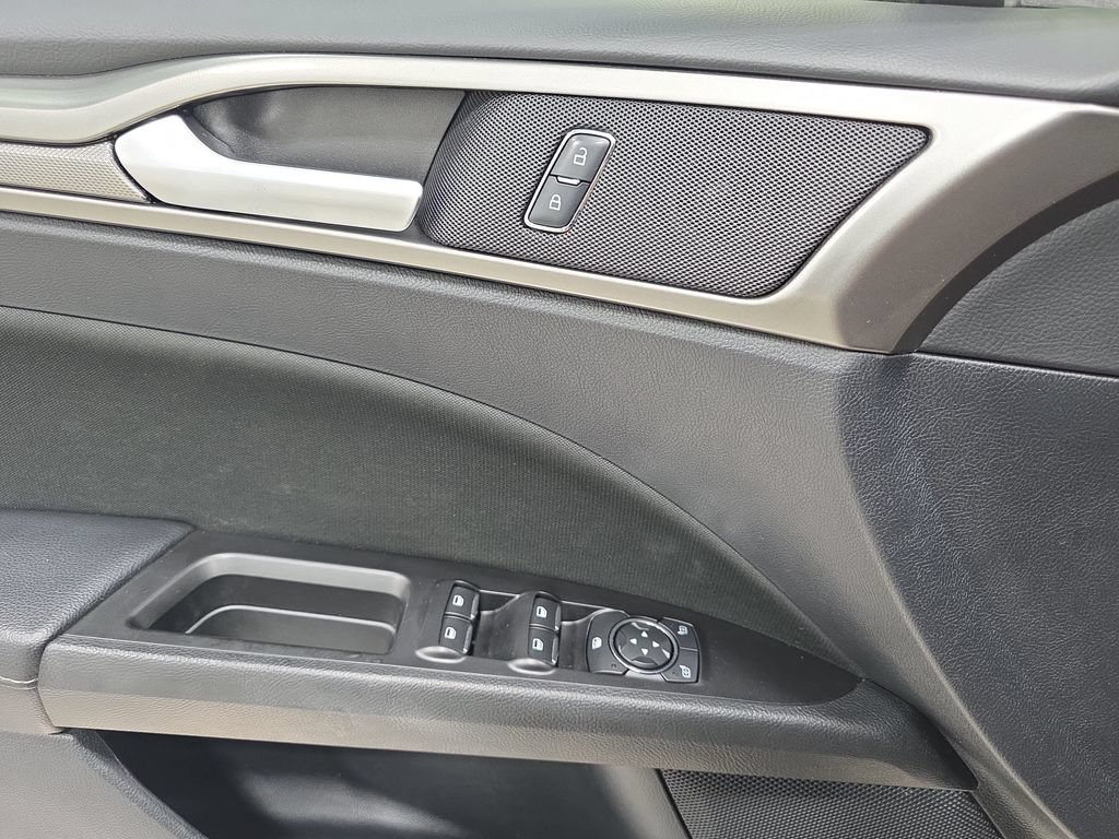 Used 2017 Ford Fusion SE w/ Fusion SE Technology Package FWD image 28