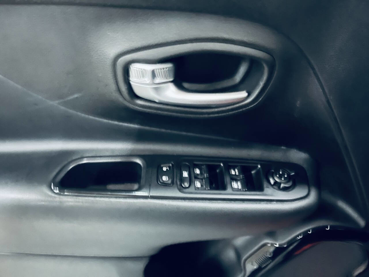 Used 2017 Jeep Renegade Altitude w/ Safety & Security Group FWD image 16