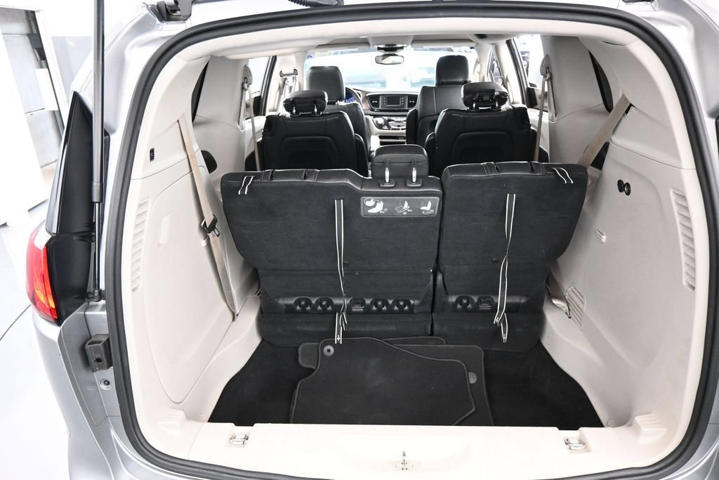 Used 2017 Chrysler Pacifica Touring-L FWD image 39