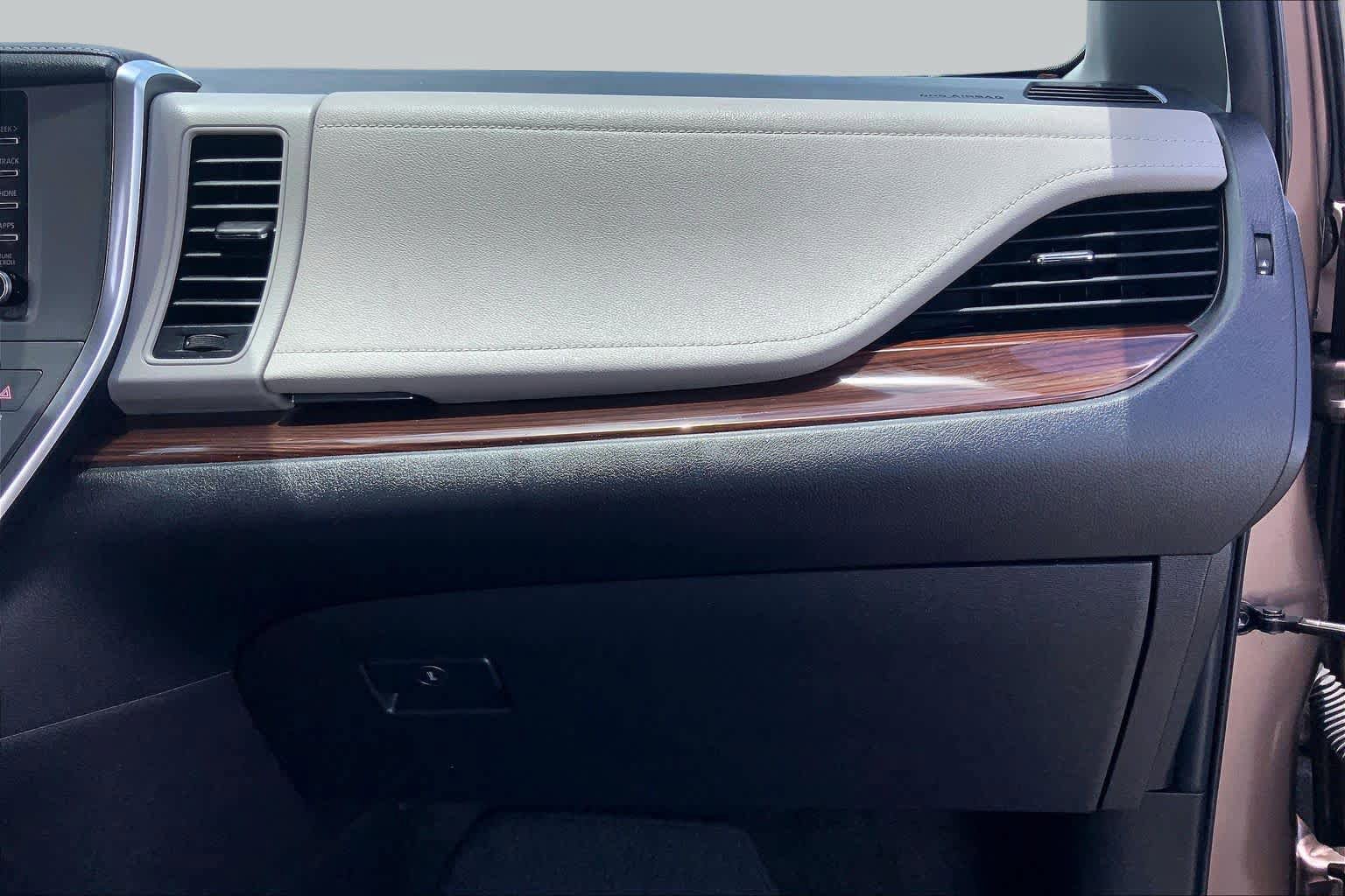 Used 2018 Toyota Sienna Limited FWD image 18